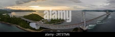 Vista aerea panoramica del Ponte di Onaruto e delle vasche idromassaggio al tramonto Foto Stock