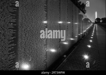 Il monumento commemorativo alla guerra del Vietnam dopo il tramonto a Washington DC Foto Stock