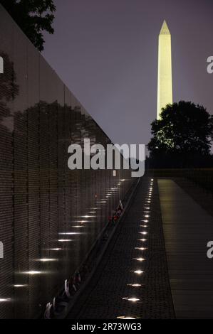 Il monumento commemorativo alla guerra del Vietnam dopo il tramonto a Washington DC Foto Stock