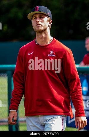 Giugno 12 2023 Palo Alto CA USA Il lanciatore di Stanford Quinn Mathews (26) cammina verso il dugout prima della partita di baseball NCAA Super Regional tra i Texas Longhorns e lo Stanford Cardinal a Klein Field/Sunken Diamond a Palo Alto Calif. Thurman James/CSM Foto Stock