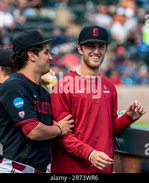 Giugno 12 2023 Palo Alto CA USA Il lanciatore di Stanford Quinn Mathews (26) nel dugout prima della partita di baseball NCAA Super Regional tra i Texas Longhorns e lo Stanford Cardinal a Klein Field/Sunken Diamond a Palo Alto Calif. Thurman James/CSM Foto Stock