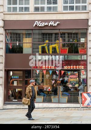 Londra, Regno Unito - 8 maggio 2023 : ristorante Pizza Hut nella città di Londra. Pizza Hut è una catena di ristoranti multinazionale americana e franchi internazionale Foto Stock