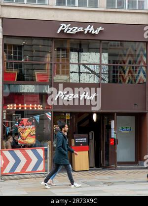 Londra, Regno Unito - 8 maggio 2023 : ristorante Pizza Hut nella città di Londra. Pizza Hut è una catena di ristoranti multinazionale americana e franchi internazionale Foto Stock