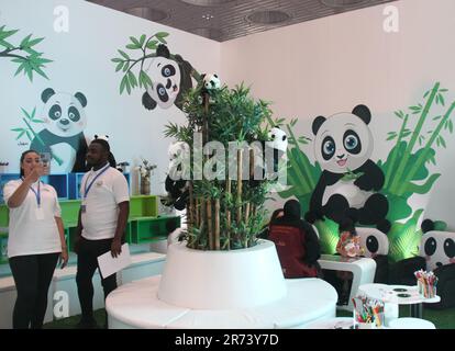 Doha, Qatar. 12th giugno, 2023. La gente visita una zona interattiva a tema panda alla Fiera Internazionale del Libro di Doha del 32nd, 12 giugno 2023. Un totale di 500 editori provenienti da circa 37 paesi stanno partecipando alla Fiera Internazionale del Libro di Doha che si terrà quest'anno fino al giugno 21, secondo quanto afferma la Qatar News Agency. Credit: Wang Qiang/Xinhua/Alamy Live News Foto Stock