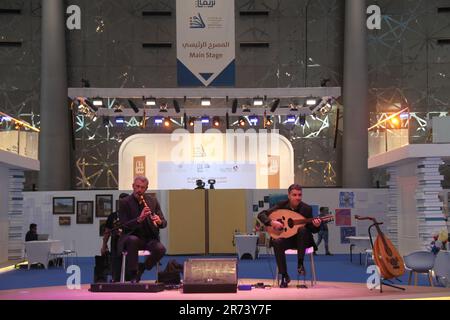 Doha, Qatar. 12th giugno, 2023. Gli artisti si esibiscono sul palco principale alla Fiera Internazionale del Libro di Doha del 32nd, 12 giugno 2023. Un totale di 500 editori provenienti da circa 37 paesi stanno partecipando alla Fiera Internazionale del Libro di Doha che si terrà quest'anno fino al giugno 21, secondo quanto afferma la Qatar News Agency. Credit: Wang Qiang/Xinhua/Alamy Live News Foto Stock