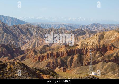 Vista aerea di Danxia Binggou Canyon rilievi in Zhangye, Sunan Regione, Provincia di Gansu, Cina. Sharp picchi appuntiti nel Geoparco. Nuvole basse e blu Foto Stock