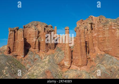 Una finestra sulla forma di terra del mondo a Binggou Danxia National Geopark a Zhangye, Cina. Cielo blu, vista panoramica Foto Stock