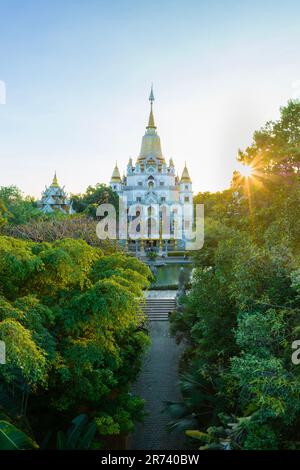 26 marzo 2023 - Distretto 9, ho chi Minh City: La Pagoda di Buu Long è un tempio con una combinazione di culture thailandesi, indiane e vietnamite. Foto Stock