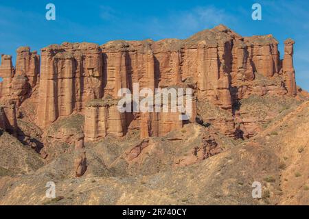 Castello di pietra arenaria Louvre. Binggou Danxia, geopark nazionale Zhangye, Cina. Immagine di sfondo con spazio di copia per il testo Foto Stock