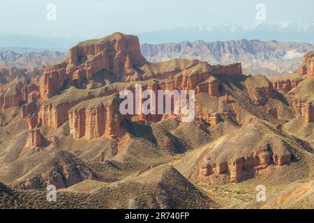 Vista aerea da fuco di Danxia Binggou Canyon rilievi in Zhangye, Sunan Regione, Provincia di Gansu, Cina. Sharp picchi appuntiti nel Geoparco. Strada a V Foto Stock