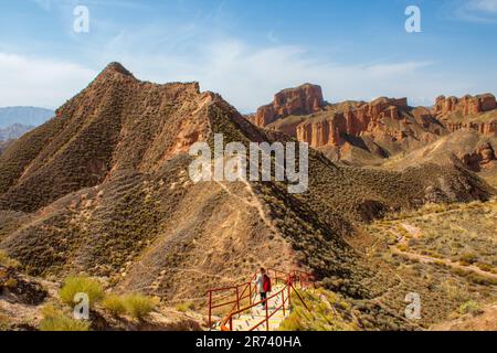 I viaggiatori d'avventura potranno ammirare i capolavori della natura in Danxia Geopark, Zhangye, Gansu, Cina. Cielo blu con spazio di copia per il testo Foto Stock