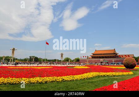 (230613) -- PECHINO, 13 giugno 2023 (Xinhua) -- la gente visita la Piazza Tian'anmen a Pechino, capitale della Cina, 8 giugno 2023. Creato per la prima volta nella dinastia Yuan (1271-1368), l'asse centrale di Pechino, o Zhongzhouxian, si estende per 7,8 chilometri tra la porta di Yongding (Yongdingmen) nel sud della città e la Torre del tamburo e la Torre Campanaria nel nord. La maggior parte dei principali edifici della città vecchia di Pechino si trovano lungo questo asse. Quattordici luoghi storici lungo l'asse, tra cui Qianmen, la Città Proibita, il Parco di Jingshan, le Torri del tamburo e della Campana e Piazza Tian'anmen sono stati identificati come la chiave Foto Stock