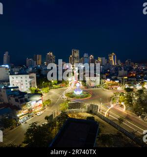 29 aprile 2023: Le strade nel centro della città di Nha Trang, in Vietnam la sera Foto Stock