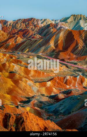 Tramonto nelle montagne colorate, Cina. Immagine verticale con spazio di copia per il testo Foto Stock