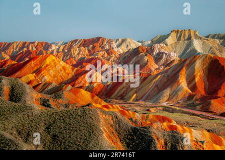 Colourful Hills Scenic Area di Zhangye National Geopark (Zhangye Danxia). La Danxia è un paesaggio famoso a Zhangye, Gansu, Cina. Foto al tramonto Foto Stock