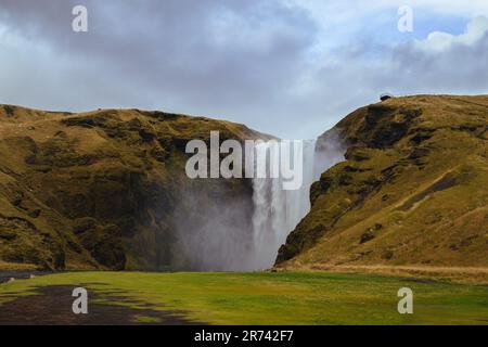 La potente cascata Seljalandsfoss in Islanda Foto Stock