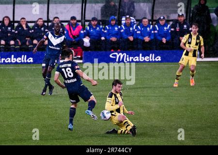 MELBOURNE, AUSTRALIA - 29 APRILE: Nicholas D'Agostino di Melbourne Victory calcia la palla durante la partita di calcio Della A-League tra Melbourne Victory e Wellington Phoenix all'AAMI Park il 29 aprile 2022 a Melbourne, Australia. Foto Stock