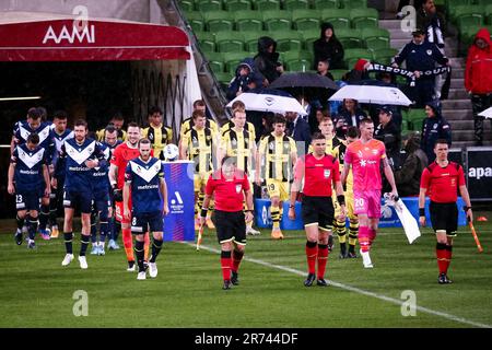 MELBOURNE, AUSTRALIA - 29 APRILE: I giocatori camminano sul campo durante la partita di calcio Della A-League tra Melbourne Victory e Wellington Phoenix all'AAMI Park il 29 aprile 2022 a Melbourne, Australia. Foto Stock