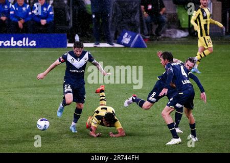 MELBOURNE, AUSTRALIA - 29 APRILE: Jake Brimmer di Melbourne Victory controlla la palla durante la partita di calcio Della A-League tra Melbourne Victory e Wellington Phoenix all'AAMI Park il 29 aprile 2022 a Melbourne, Australia. Foto Stock