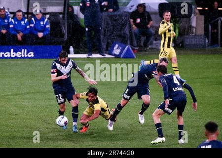 MELBOURNE, AUSTRALIA - 29 APRILE: Jake Brimmer di Melbourne Victory controlla la palla durante la partita di calcio Della A-League tra Melbourne Victory e Wellington Phoenix all'AAMI Park il 29 aprile 2022 a Melbourne, Australia. Foto Stock