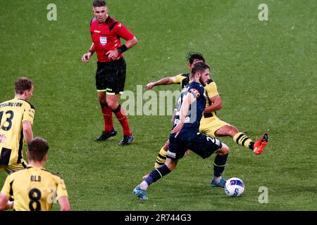 MELBOURNE, AUSTRALIA - 29 APRILE: Jake Brimmer di Melbourne Victory controlla la palla durante la partita di calcio Della A-League tra Melbourne Victory e Wellington Phoenix all'AAMI Park il 29 aprile 2022 a Melbourne, Australia. Foto Stock