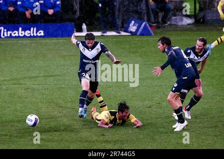 MELBOURNE, AUSTRALIA - 29 APRILE: Jake Brimmer di Melbourne Victory controlla la palla durante la partita di calcio Della A-League tra Melbourne Victory e Wellington Phoenix all'AAMI Park il 29 aprile 2022 a Melbourne, Australia. Foto Stock