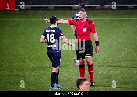 MELBOURNE, AUSTRALIA - 29 APRILE: Nicholas D'Agostino di Melbourne Victory si presenta con l'arbitro durante la partita di calcio Della A-League tra Melbourne Victory e Wellington Phoenix all'AAMI Park il 29 aprile 2022 a Melbourne, Australia. Foto Stock