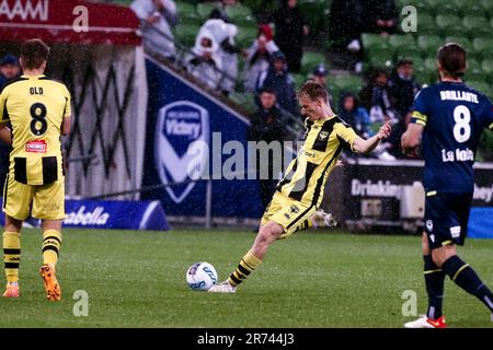 MELBOURNE, AUSTRALIA - 29 APRILE: Nicholas Pennington di Wellington Phoenix calcia la palla durante la partita di calcio Della A-League tra Melbourne Victory e Wellington Phoenix all'AAMI Park il 29 aprile 2022 a Melbourne, Australia. Foto Stock