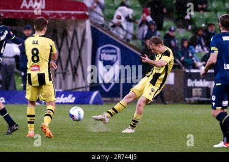 MELBOURNE, AUSTRALIA - 29 APRILE: Nicholas Pennington di Wellington Phoenix calcia la palla durante la partita di calcio Della A-League tra Melbourne Victory e Wellington Phoenix all'AAMI Park il 29 aprile 2022 a Melbourne, Australia. Foto Stock