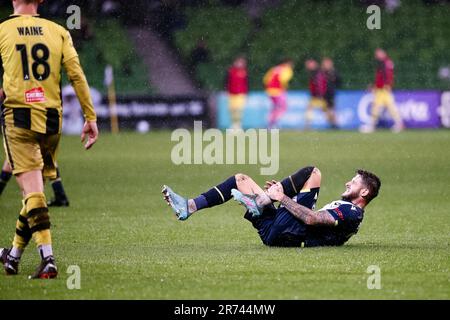 MELBOURNE, AUSTRALIA - 29 APRILE: Jake Brimmer of Melbourne Victory viene ferito durante la partita di calcio Della A-League tra Melbourne Victory e Wellington Phoenix all'AAMI Park il 29 aprile 2022 a Melbourne, Australia. Foto Stock