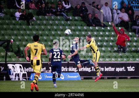 MELBOURNE, AUSTRALIA - 29 APRILE: Nicholas D'Agostino di Melbourne Victory dirige il pallone durante la partita di calcio Della A-League tra Melbourne Victory e Wellington Phoenix all'AAMI Park il 29 aprile 2022 a Melbourne, Australia. Foto Stock