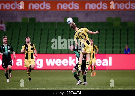 MELBOURNE, AUSTRALIA - MAGGIO 14: Nicholas Pennington di Wellington Phoenix dirige la palla durante la finale di calcio a-League elimination tra Western United e Wellington Phoenix all'AAMI Park il 14 Maggio 2022 a Melbourne, Australia. Foto Stock