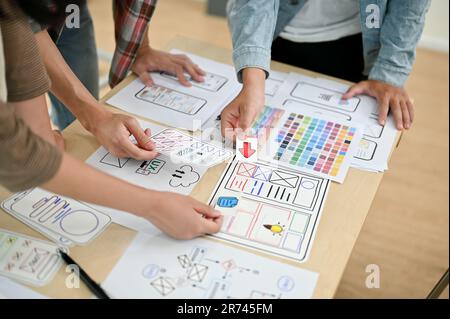 Un'immagine in primo piano di un gruppo di utenti professionali, UX, grafici o sviluppatori è in riunione, nel brainstorming e nella pianificazione di un nuovo proj Foto Stock