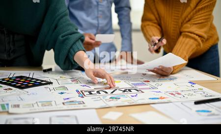 Un'immagine ravvicinata di un team di sviluppo tecnologico professionale è presente nella riunione, nel brainstorming e nel lavoro congiunto su un nuovo prototipo di app. Foto Stock