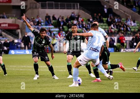 MELBOURNE, AUSTRALIA - 07 OTTOBRE: Andrew Nabbout del Melbourne City FC controlla la palla come Tomoki Imai del Western United guarda durante la Partita di calcio maschile della a-League tra Melbourne City e Western United al Parco AAMI il 07 ottobre 2022 a Melbourne, Australia. Foto Stock