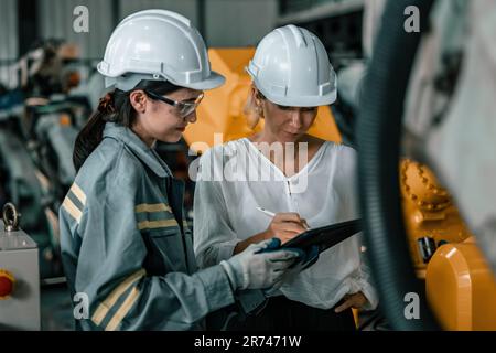 Il supervisore robotico offre ai clienti servizi di macchine robotiche per migliorare l'efficienza dei processi operativi e di produzione. Cura, fiducia e. Foto Stock