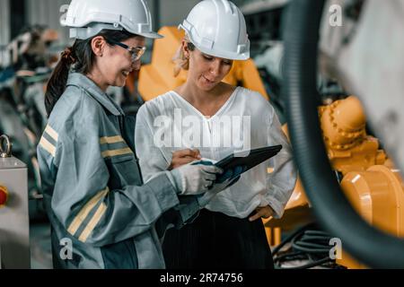 Il supervisore robotico offre ai clienti servizi di macchine robotiche per migliorare l'efficienza dei processi operativi e di produzione. Cura, fiducia e. Foto Stock