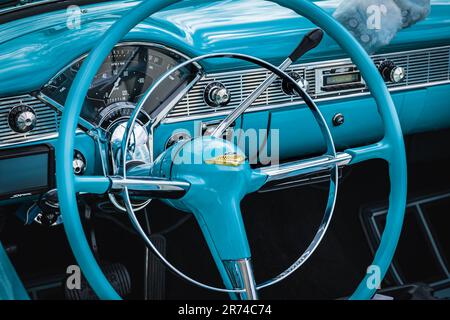 Primo piano sul volante e sul cockpit della vecchia auto d'epoca. Immagine in stile retrò di una vecchia autoradio all'interno della classica Chevrolet-30 aprile 2023-Vancouver B. Foto Stock