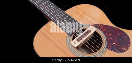 primo piano scatto di suono chitarra acustica buca tipo pickup . realizzato in legno, fuoco selettivo Foto Stock