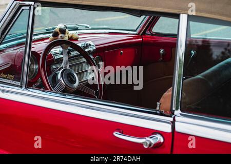 Vecchia vettura rossa vintage con volante e cabina di pilotaggio. Immagine in stile retrò di una vecchia auto classica inerior. Auto classica a motore Brant-Aprile 30, 2023-Vancouve Foto Stock