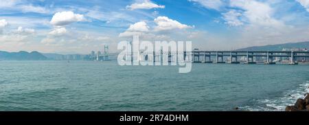 Busan Corea del Sud, panorama dello skyline della città presso Busan Marina e Gwangandaegyo Bridge Foto Stock