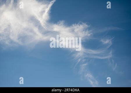 Nuvole di Cirrus chiaro nel cielo blu Foto Stock