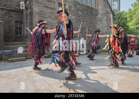 Flagcrackers of Craven Morris Side che si esibiscono presso la Cappelside Farm, Rathmell, Open Farm Day, 13th giugno 2023, Foto Stock