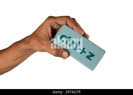 Mano maschio nera che tiene una gomma con iscrizione ctrl z su sfondo bianco Foto Stock