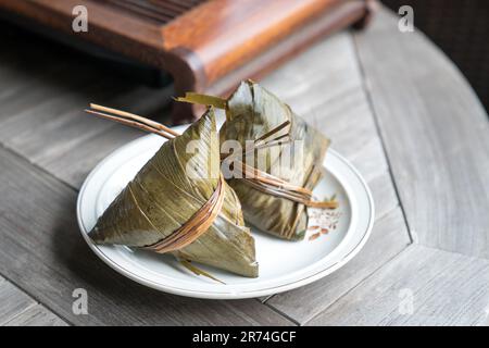 Zongzi. Gnocchi di riso per il tradizionale festival cinese delle barche, il festival di Duanwu. Vista ad angolo alto. Foto Stock