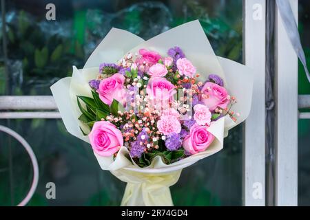 Bel bouquet di rose rosa in mostra in un fioraio. Foto Stock