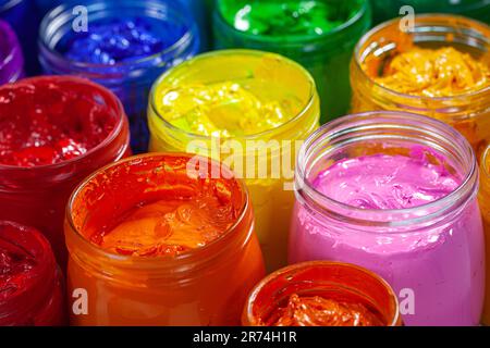 Colori per la stampa di tessuti in diversi colori in bottiglie di vetro trasparente. Flacone in vetro trasparente per vedere il colore del motivo del tessuto. Aggiungere un'u Foto Stock