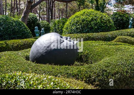 ETRETAT, FRANCIA - 1 SETTEMBRE 2019: Questo è un frammento dell'installazione di Raindrops dalla collezione di arte moderna nel Giardino delle emozioni di t Foto Stock