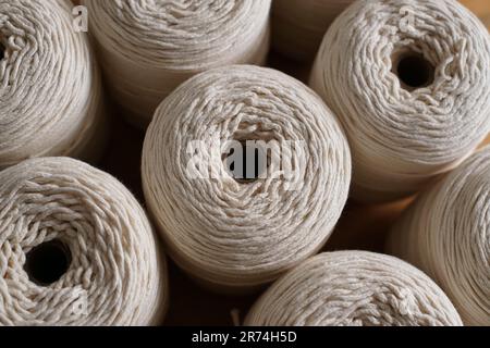 Primo piano dei rotoli di stoppino di cotone a lume di candela Foto Stock