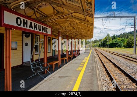 Ohakune, regione di Manawatū-Whanganui / Aotearoa / Nuova Zelanda - 5 febbraio 2023: Stazione ferroviaria di Ohakune North Island Main Trunk (NIMT) Foto Stock